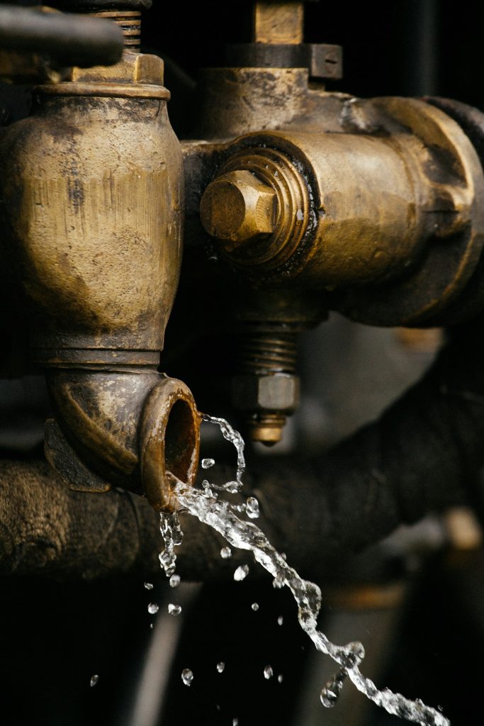 Gota de agua saliendo de una tubería
