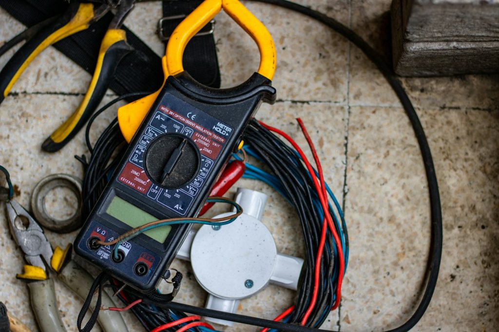 Pinza amperimétrica y cables eléctricos