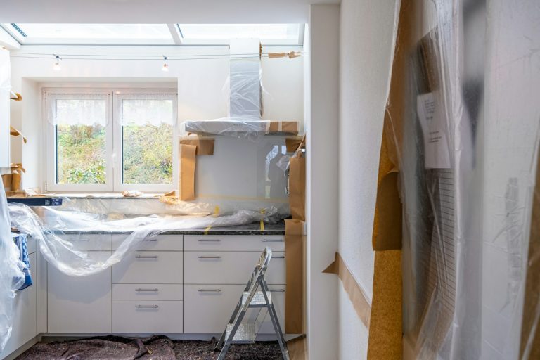 Cocina en plena remodelación con muebles protegidos