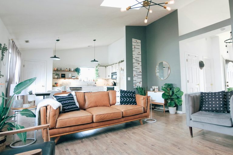 Sala remodelada con acabados modernos