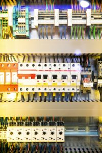 Tablero eléctrico con interruptores y cableado ordenado