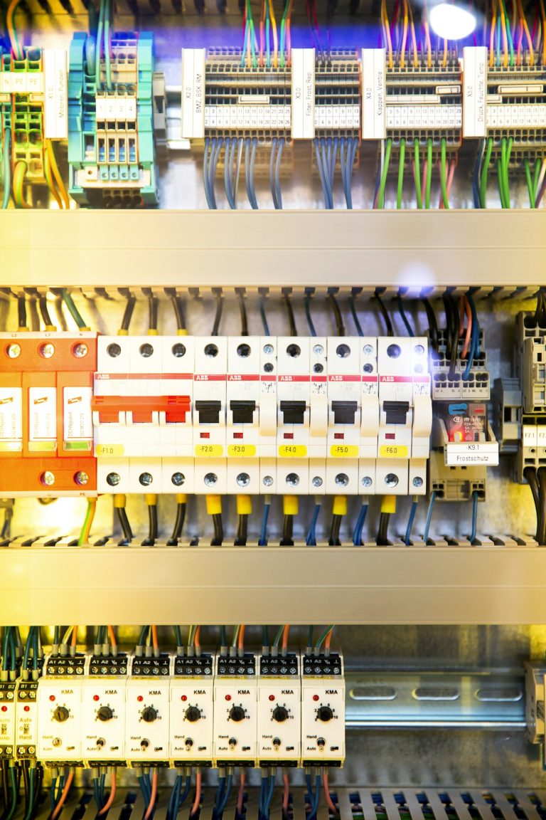 Tablero eléctrico con interruptores y cableado ordenado