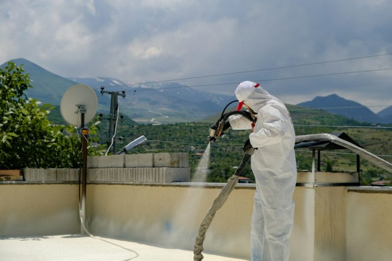 Aplicación de impermeabilizante sobre la azotea de una vivienda